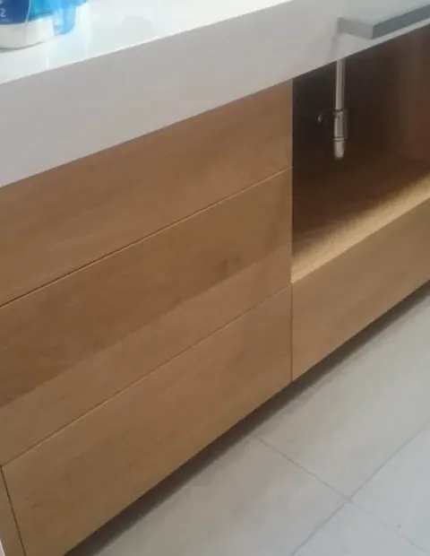 Frente de mueble de madera clara a lo largo de un pasillo