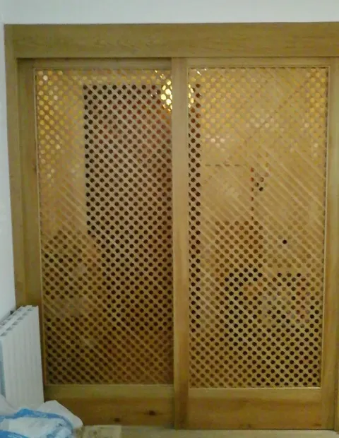 Panel corredero de celosía de madera antes del acabado
