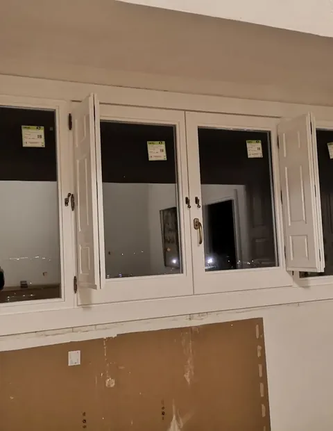 Ventanales blancos en fase de instalación