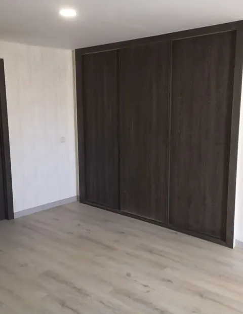 Frente de armario de madera oscura de suelo a techo