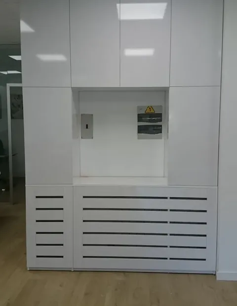 Mueble blanco a medida con cubrerradiador de lamas