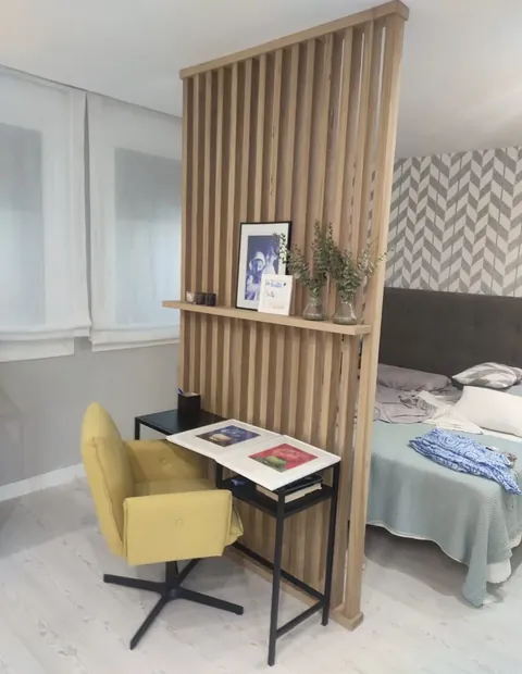 Separador de listones de madera junto a la zona de dormitorio