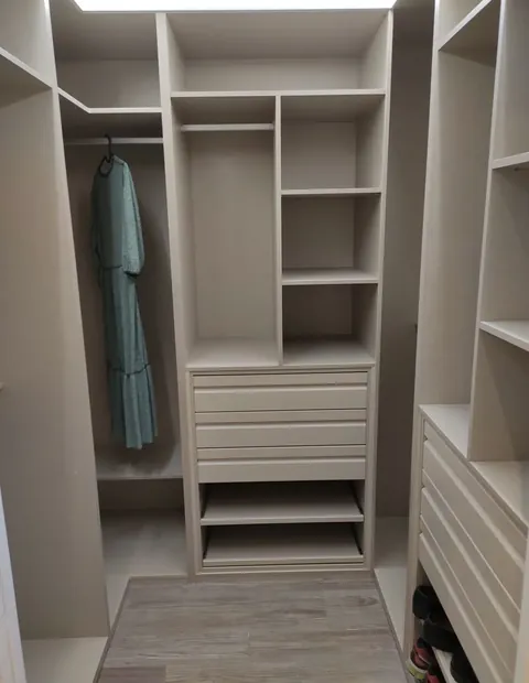 Vestidor a medida con baldas, cajones y barras